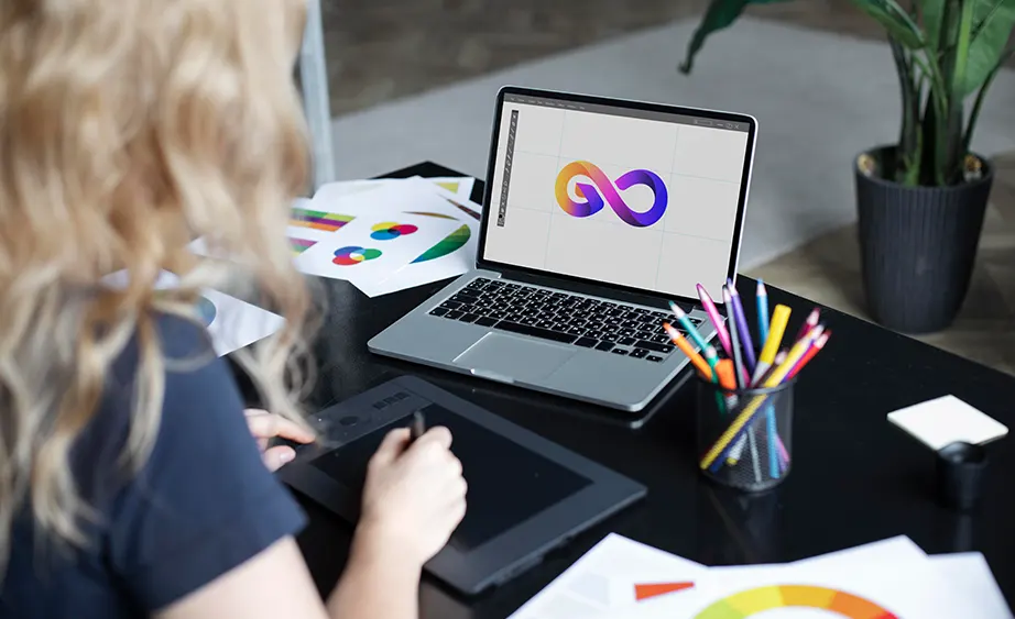 BIZTonic identitate vizuala designer logo femeie lucreaza la tableta ea laptop conectat